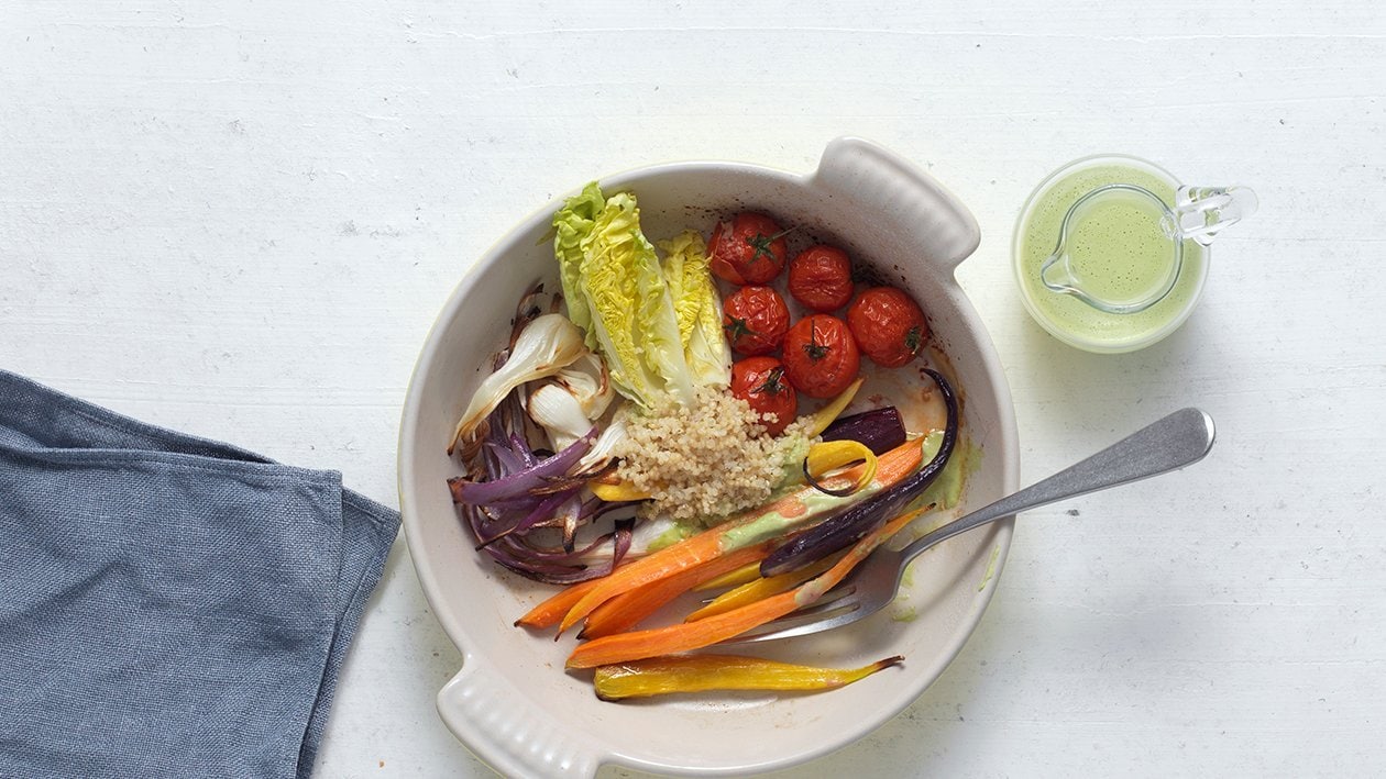 Gemüse-Salat mit Quinoa und Feta-Creme