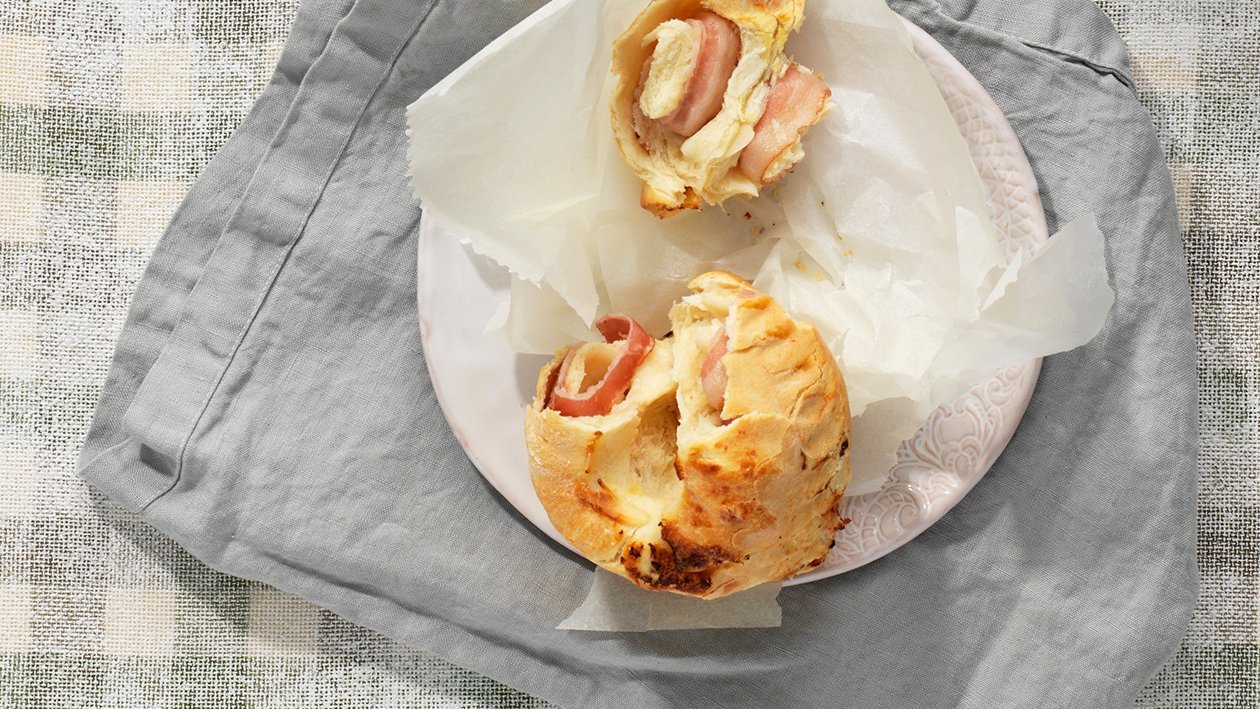 Hefeteig-Roulade mit Speck –  