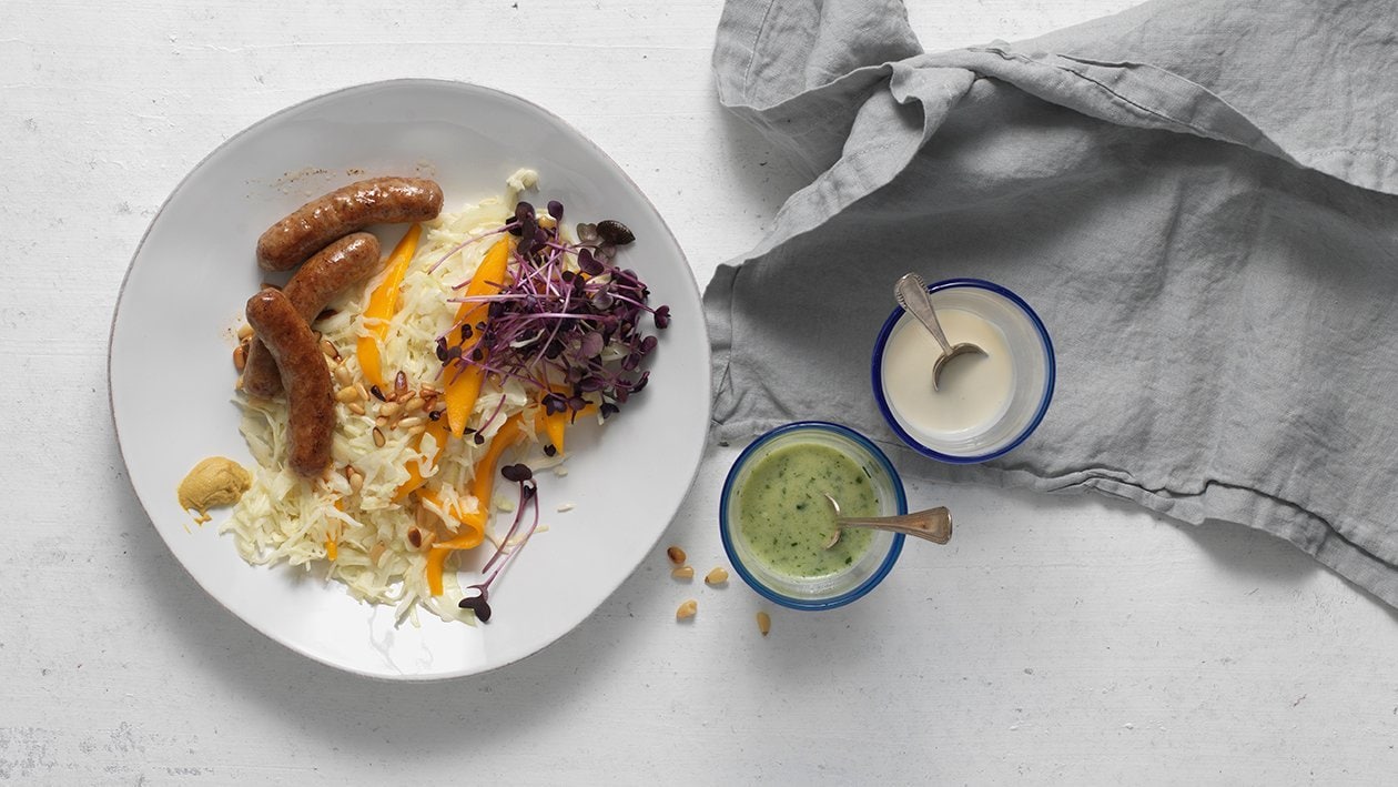 Kabis-Mango-Salat mit Schweinsbratwurst Kabis-Mango-Salat mit Schweinsbratwurst