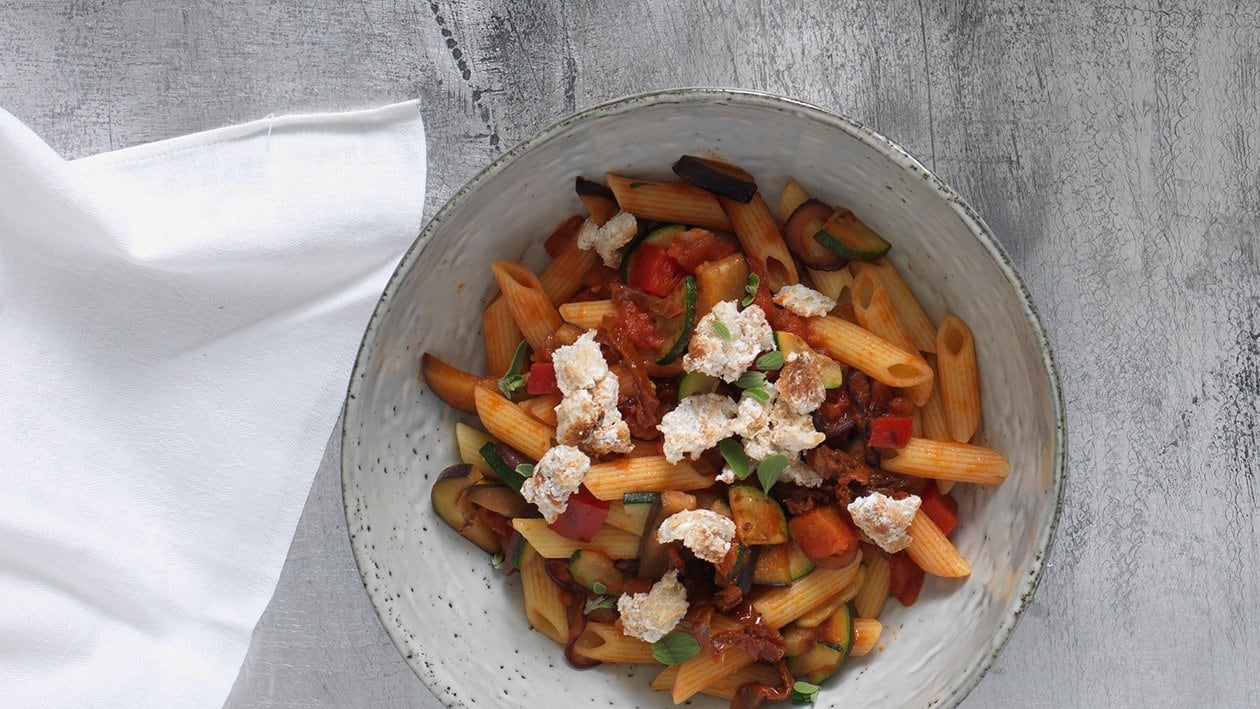 Penne mit Tomaten-Gemüsesauce und Ziegenkäse-Crumble Penne mit Tomaten-Gemüsesauce und Ziegenkäse-Crumble