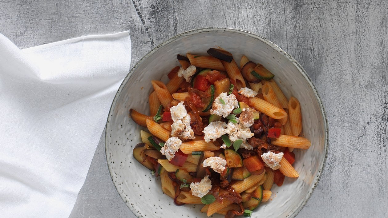 Penne mit Tomaten-Gemüsesauce und Ziegenkäse-Crumble