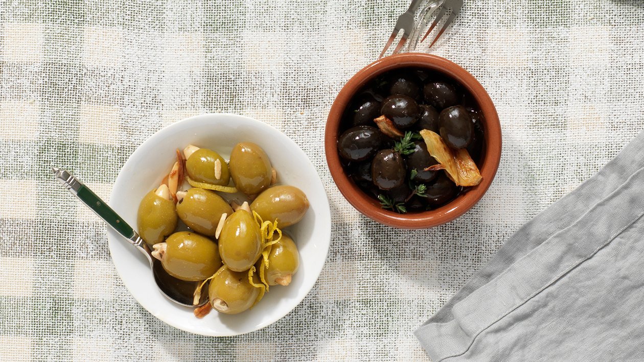 Warme, marinierte, grüne Oliven mit Mandeln und Zitronen