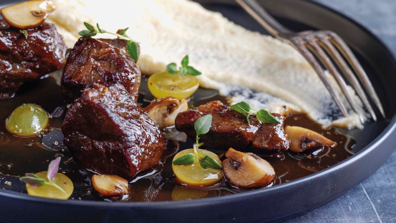 Ragoût de cerf aux raisins, champignons et purée de pommes de terre au céleri –  