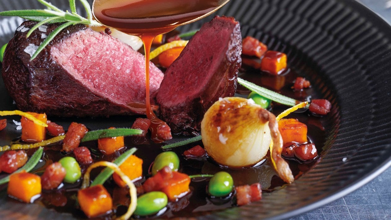 Filet de chevreuil à la sauce aux baies de genièvre citronée et légumes d'automne Filet de chevreuil à la sauce aux baies de genièvre citronée et légumes d'automne