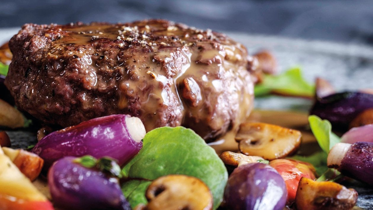 Burger de sanglier à la sauce aux champignons sur lit d'échalotes et choux de Bruxelles Burger de sanglier à la sauce aux champignons sur lit d'échalotes et choux de Bruxelles