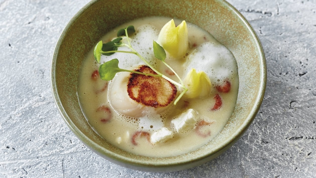 Crème d'endives belge à l'écume de truffe, coquilles St-Jacques, crabe et fromage de chèvre Crème d'endives belge à l'écume de truffe, coquilles St-Jacques, crabe et fromage de chèvre