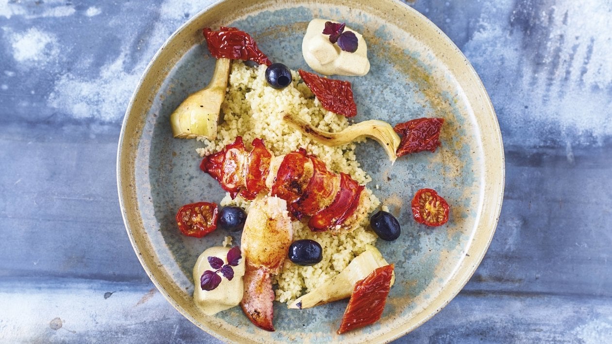 Couscous aux artichauts, tomates séchées et olives, homard grillé et sauce au curry à l'ananas