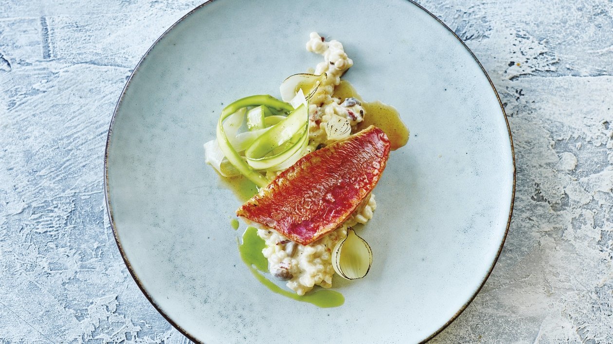 Rouget sauté sur risotto d'orge crémeux, huile de poireaux et beurre noisette