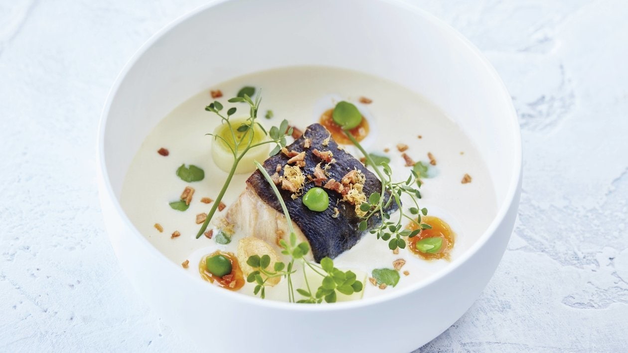 Cabillaud fumé dans une soupe de pommes de terre et oignons aux petits pois et oeuf de caille –  