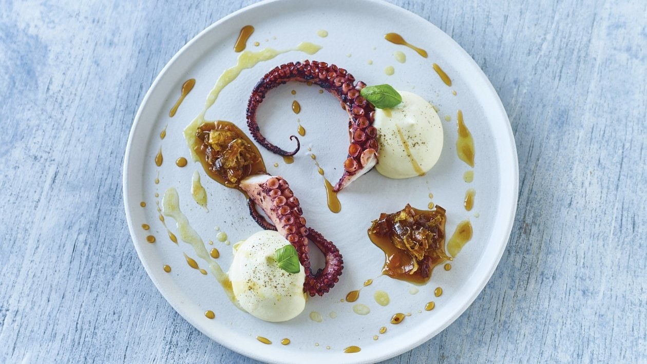 Grillierter Octopus mit geräucherten Rosmarinkartoffeln und Lauch-Chutney