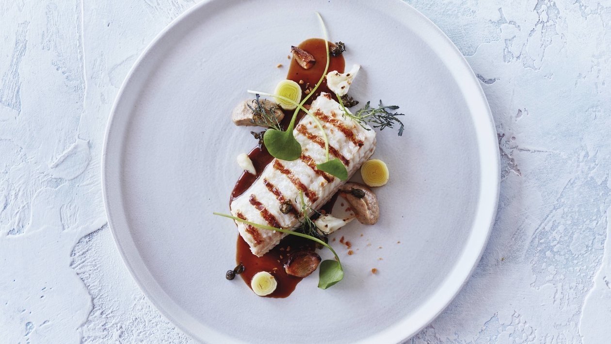 Filets de sole grillés sur crème de chou-fleur et sauce à l'ail