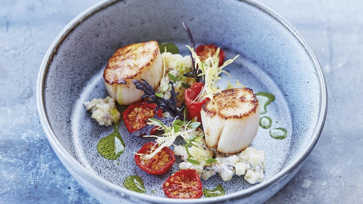 Coquilles St-Jacques avec salade de pommes de terre, tomates-cerises séchées au four et huile au curry Coquilles St-Jacques avec salade de pommes de terre, tomates-cerises séchées au four et huile au curry