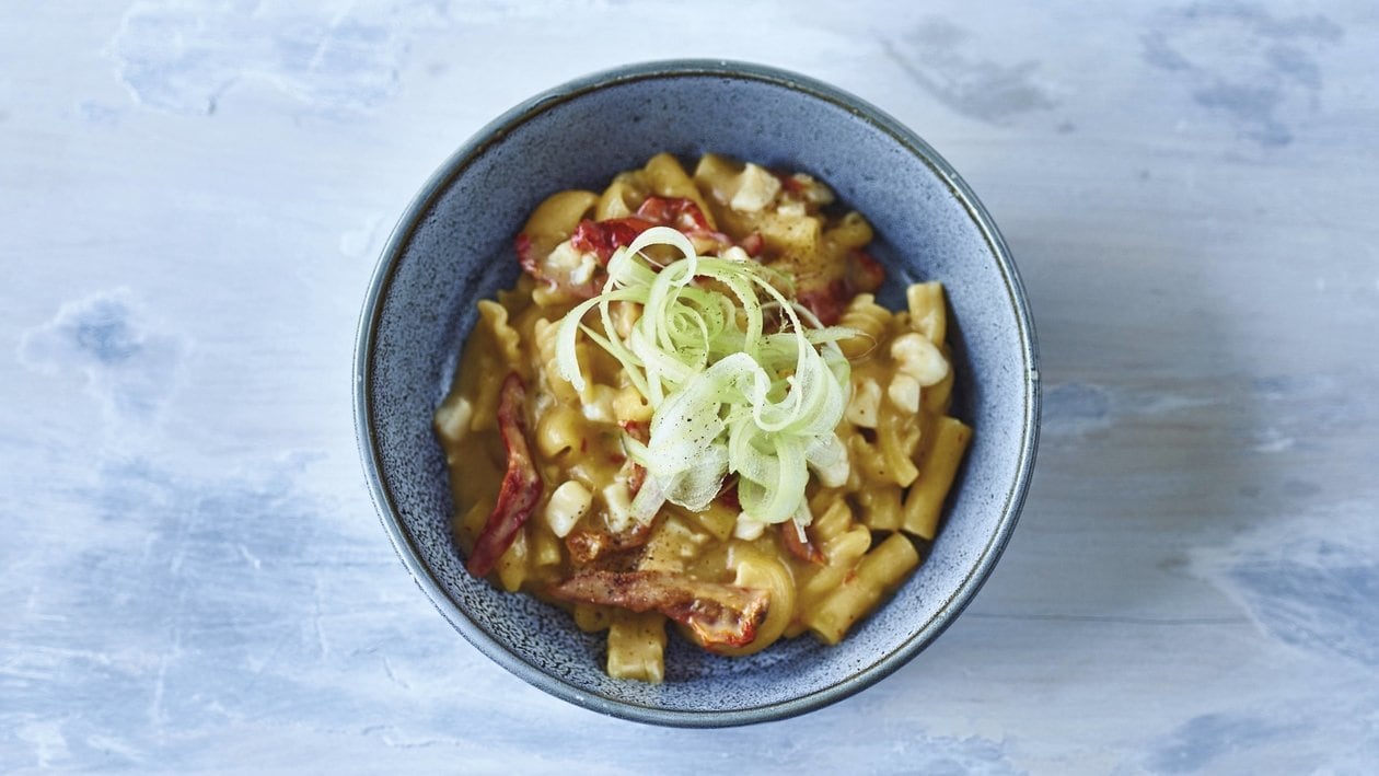 Pasta Mista mit Blumenkohl, silbernem Degenfisch, getrockneten Tomaten, Limette und knackigem Sellerie Pasta Mista mit Blumenkohl, silbernem Degenfisch, getrockneten Tomaten, Limette und knackigem Sellerie