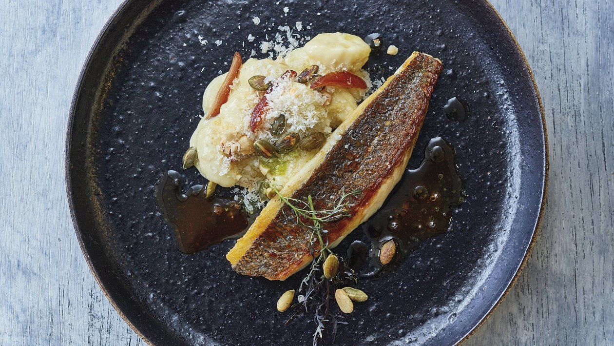 Sautiertes Doraden-Filet mit Gnocchi, Datteln, Parmesan, Kürbiskernen und Hühner-Jus Sautiertes Doraden-Filet mit Gnocchi, Datteln, Parmesan, Kürbiskernen und Hühner-Jus