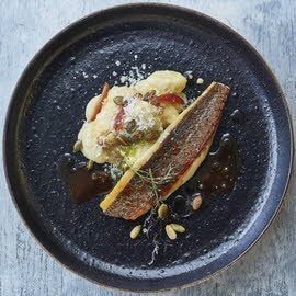 Sautiertes Doraden-Filet mit Gnocchi, Datteln, Parmesan, Kürbiskernen und Hühner-Jus