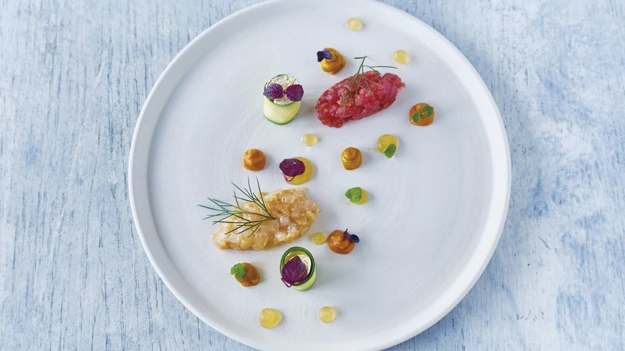 Scampi mit Thunfischtartar, Zucchini-Cannoli, gesalzenes Mandelmousse ...