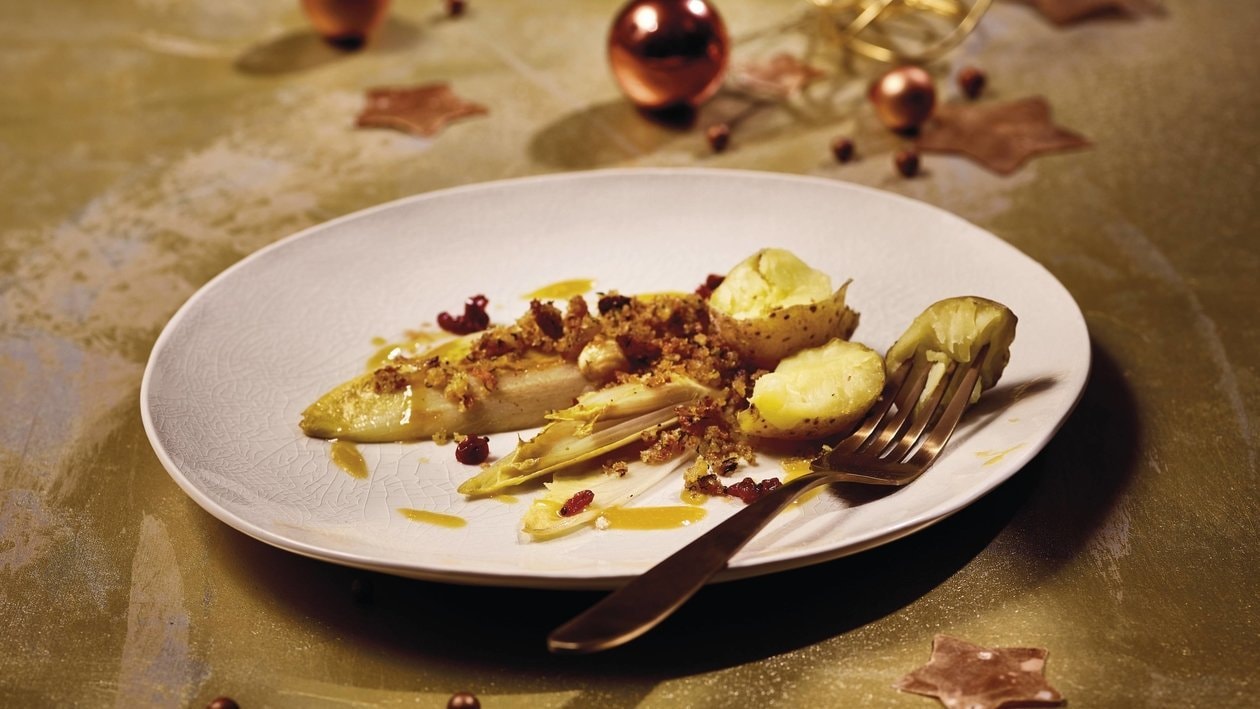 Endives belge, noisettes, aneth, aiguilles de sapin, pommes de terre Endives belge, noisettes, aneth, aiguilles de sapin, pommes de terre