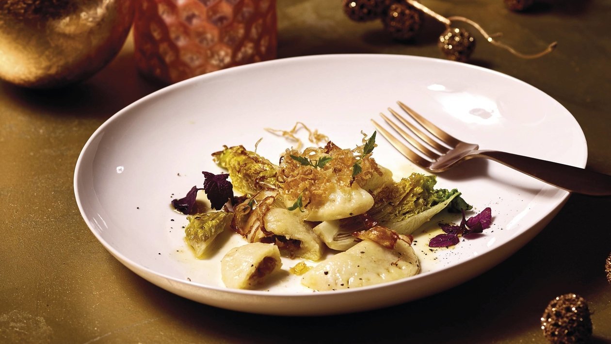 Pirogues farcies aux bolets et choucroute sur coeur de salade sautée au beurre noisette Pirogues farcies aux bolets et choucroute sur coeur de salade sautée au beurre noisette