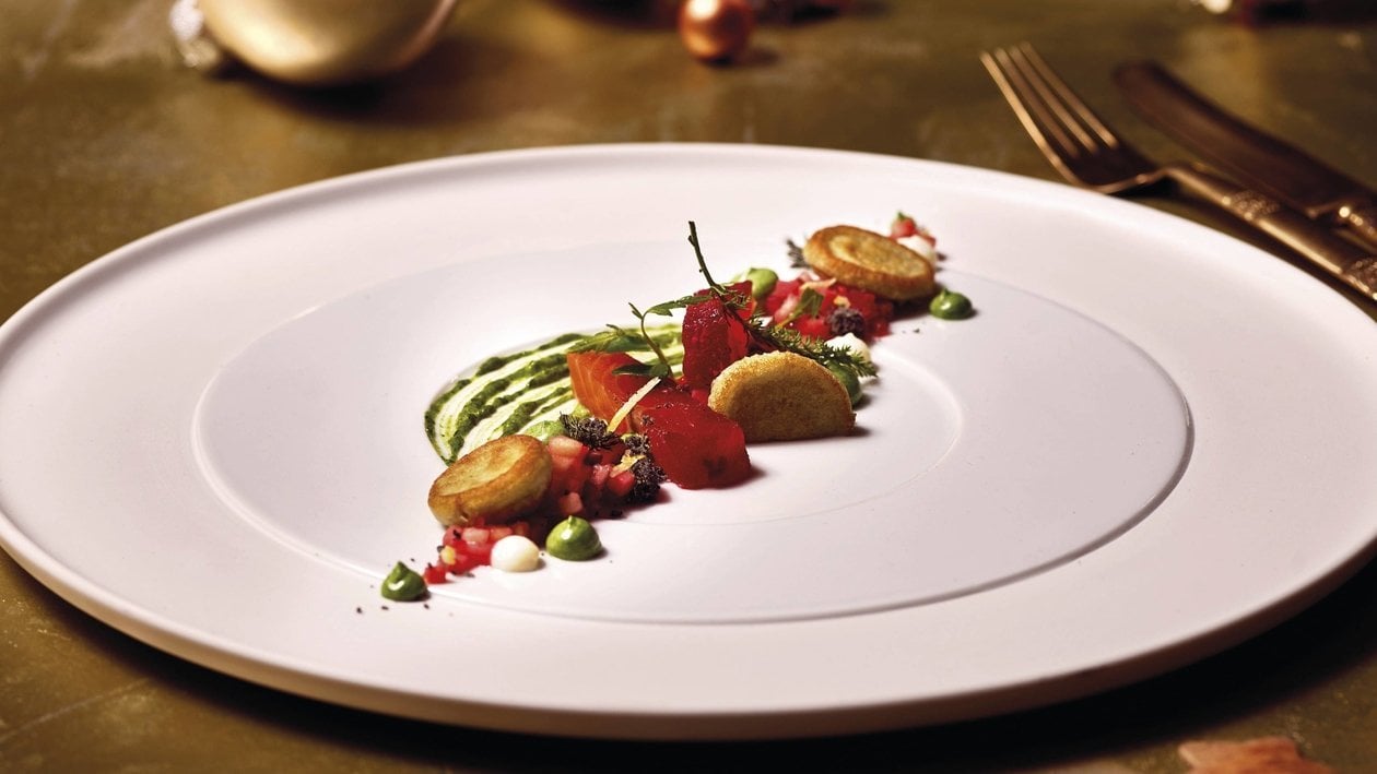 Saumon mariné aux betteraves rouges, mayonnaise à la mousse, blini de pommes de terre au sarasin, vinaigrette de légumes, crumble de sépia, jaunes d'oeufs séchés Saumon mariné aux betteraves rouges, mayonnaise à la mousse, blini de pommes de terre au sarasin, vinaigrette de légumes, crumble de sépia, jaunes d'oeufs séchés