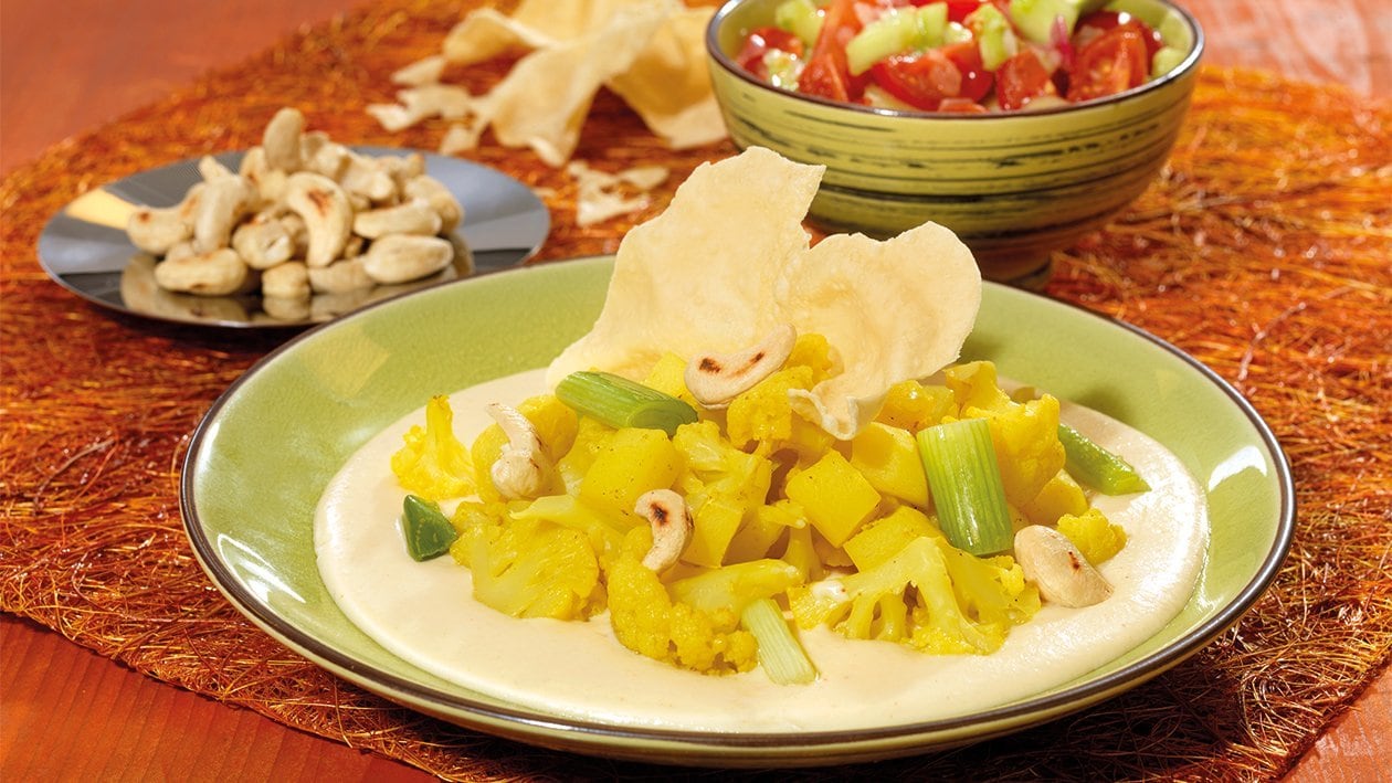 Chou-fleur au curry et pommes de terre, sauce aux noix de cajou