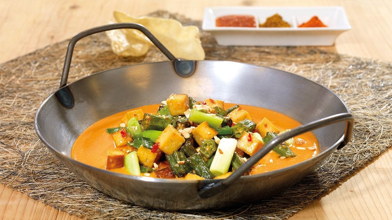Tofu frit croustillant et gombo avec une sauce tomate-noix de coco Tofu frit croustillant et gombo avec une sauce tomate-noix de coco