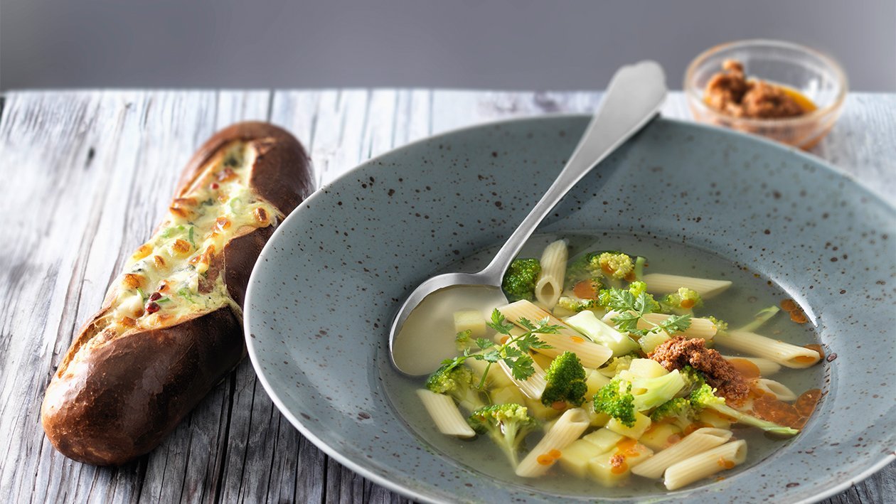 Broccoli-Penne-Minestrone mit knuspriger Laugenstange