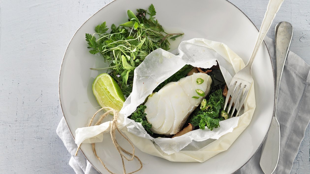 Kabeljau mit Wakame-Algen und Federkohl "en papilotte" Kabeljau mit Wakame-Algen und Federkohl "en papilotte"