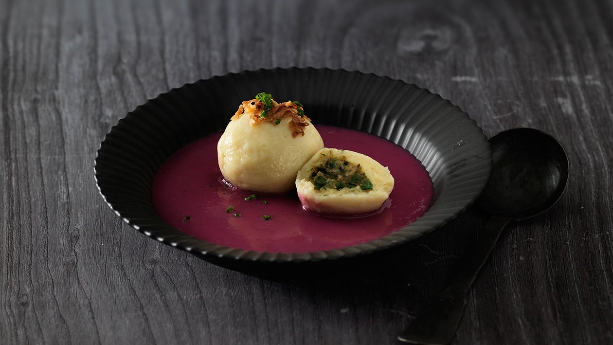 Rotkohlsuppe mit Kartoffelknödel gefüllt mit Schweinsbraten Rotkohlsuppe mit Kartoffelknödel gefüllt mit Schweinsbraten