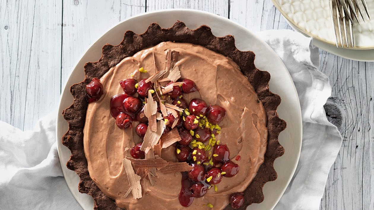 Schokoladen-Tarte mit eingemachten Kirschen