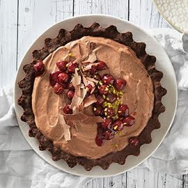 Schokoladen-Tarte mit eingemachten Kirschen