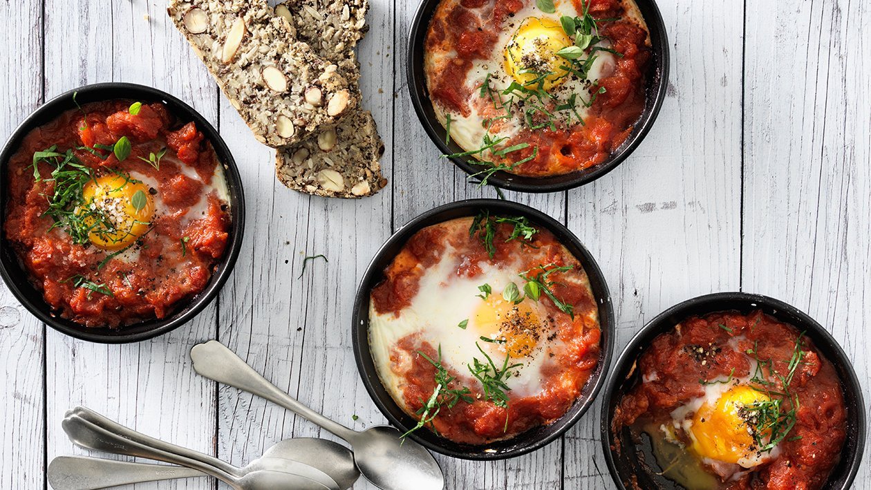 Shakshuka avec un pain aux graines et aux noix