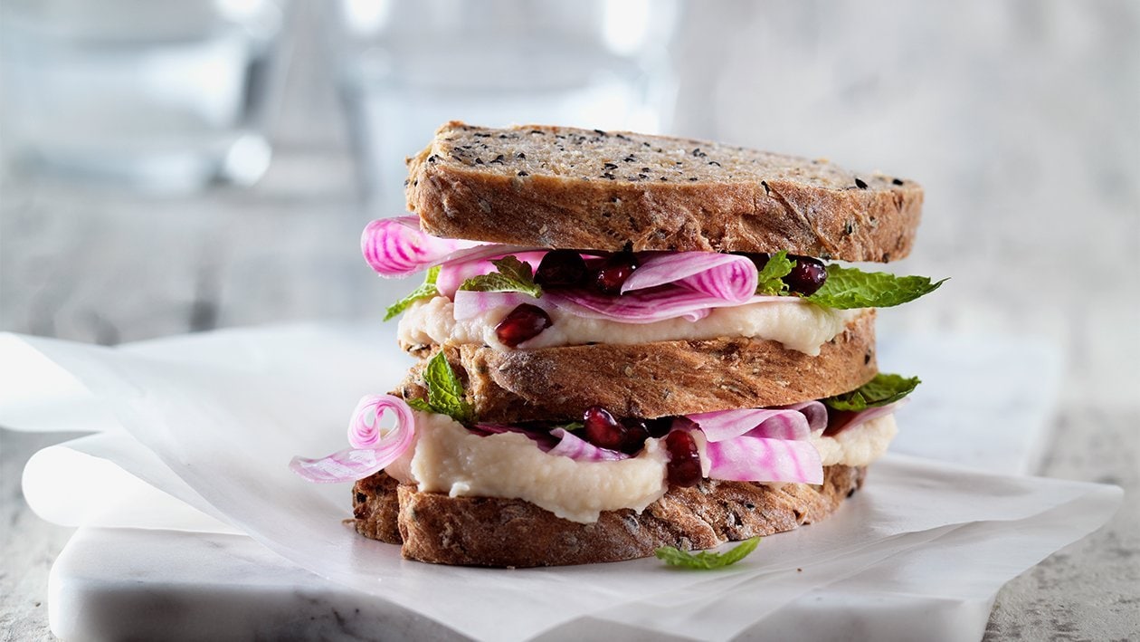 Sandwich végane avec pain aux oignons-chili –  