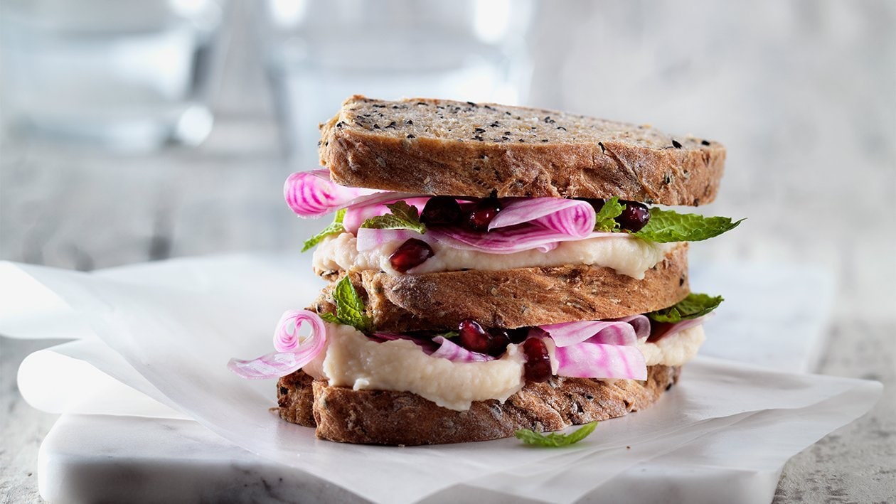 Sandwich végane avec pain aux oignons-chili