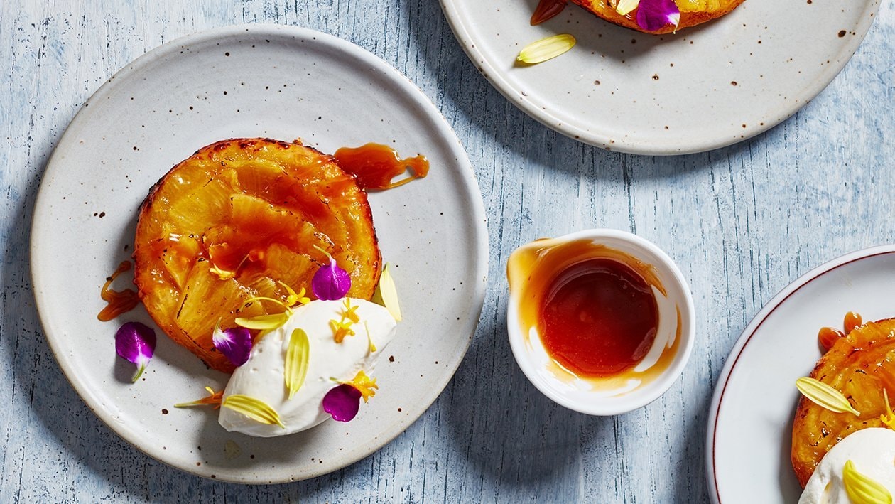 Tarte Tatin à l'ananas et sauce pudding aux oeufs centenaires Tarte Tatin à l'ananas et sauce pudding aux oeufs centenaires