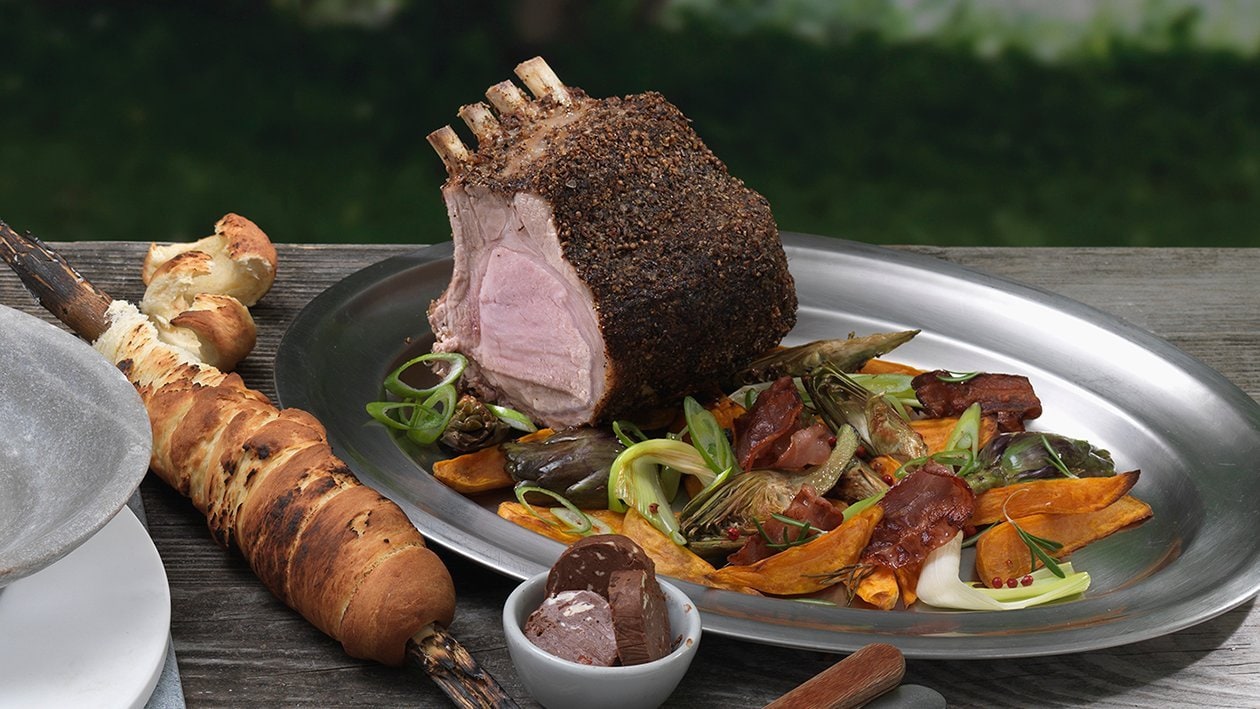 Am Stück grilliertes Schweins-Kotelette mit Kakao-Chilischaum und Süsskartoffel Am Stück grilliertes Schweins-Kotelette mit Kakao-Chilischaum und Süsskartoffel