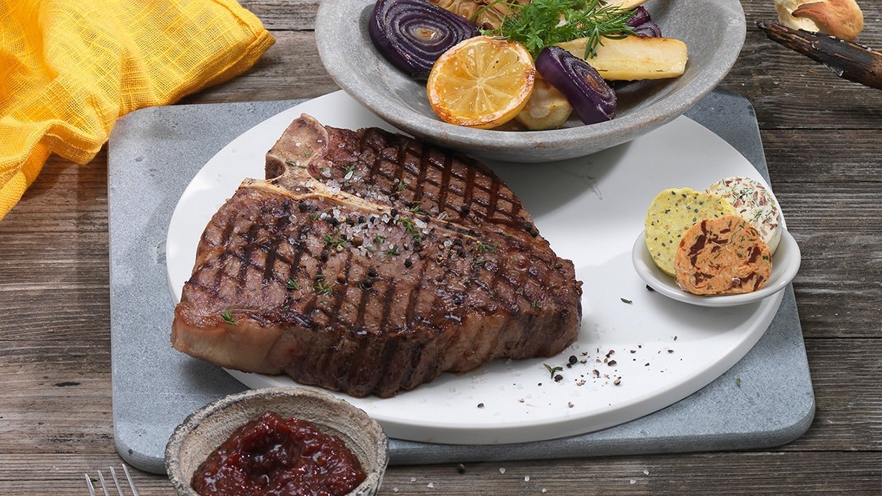 Bistecca fiorentina mit hausgemachtem Preiselbeer-Ketchup und Pastinaken Bistecca fiorentina mit hausgemachtem Preiselbeer-Ketchup und Pastinaken