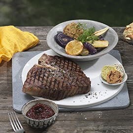 Bistecca fiorentina au ketchup aux airelles fait maison et panais