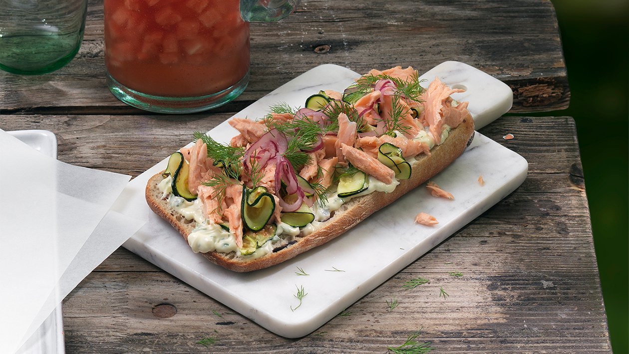 Ciabatta mit grilliertem, gezupften Lachs und Zucchetti Ciabatta mit grilliertem, gezupften Lachs und Zucchetti
