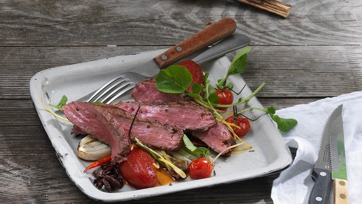 Steak de bavette de boeuf aux tomates épicées et fenouil