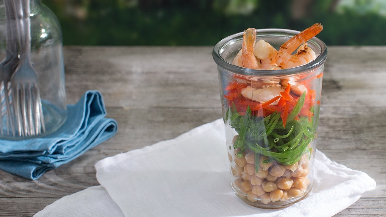 Crevettes géantes grillées à la salade de pois chiches et pois mange-tout Crevettes géantes grillées à la salade de pois chiches et pois mange-tout