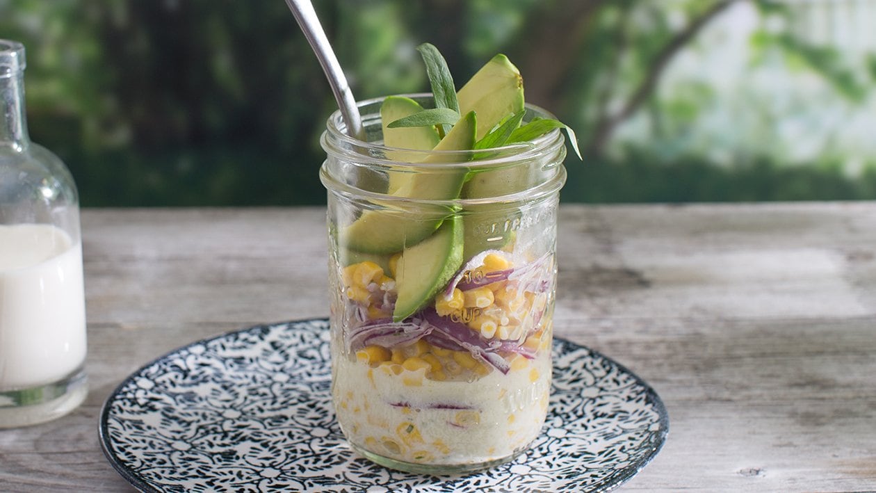 Mais-Salat mit Avocado und roten Zwiebeln