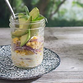 Mais-Salat mit Avocado und roten Zwiebeln
