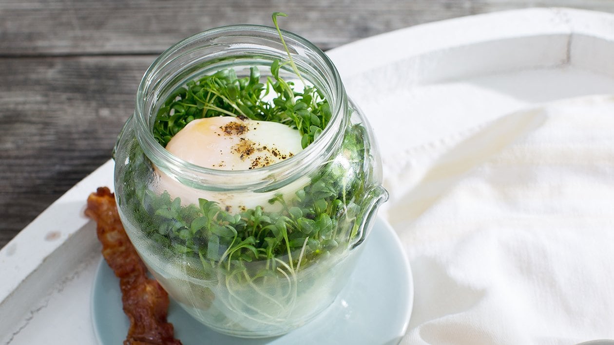 Oeuf poché à la salade de cresson et lard grillé