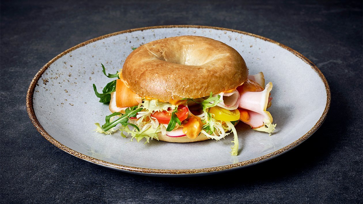 Bagel au jambon et mayonnaise au paprika Bagel au jambon et mayonnaise au paprika