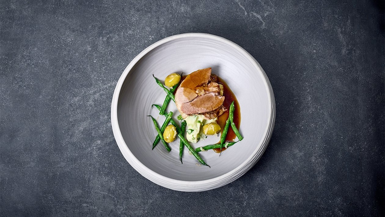 Gigot d'agneau braisé, purée à l'huile d'olive et haricots sautés –  