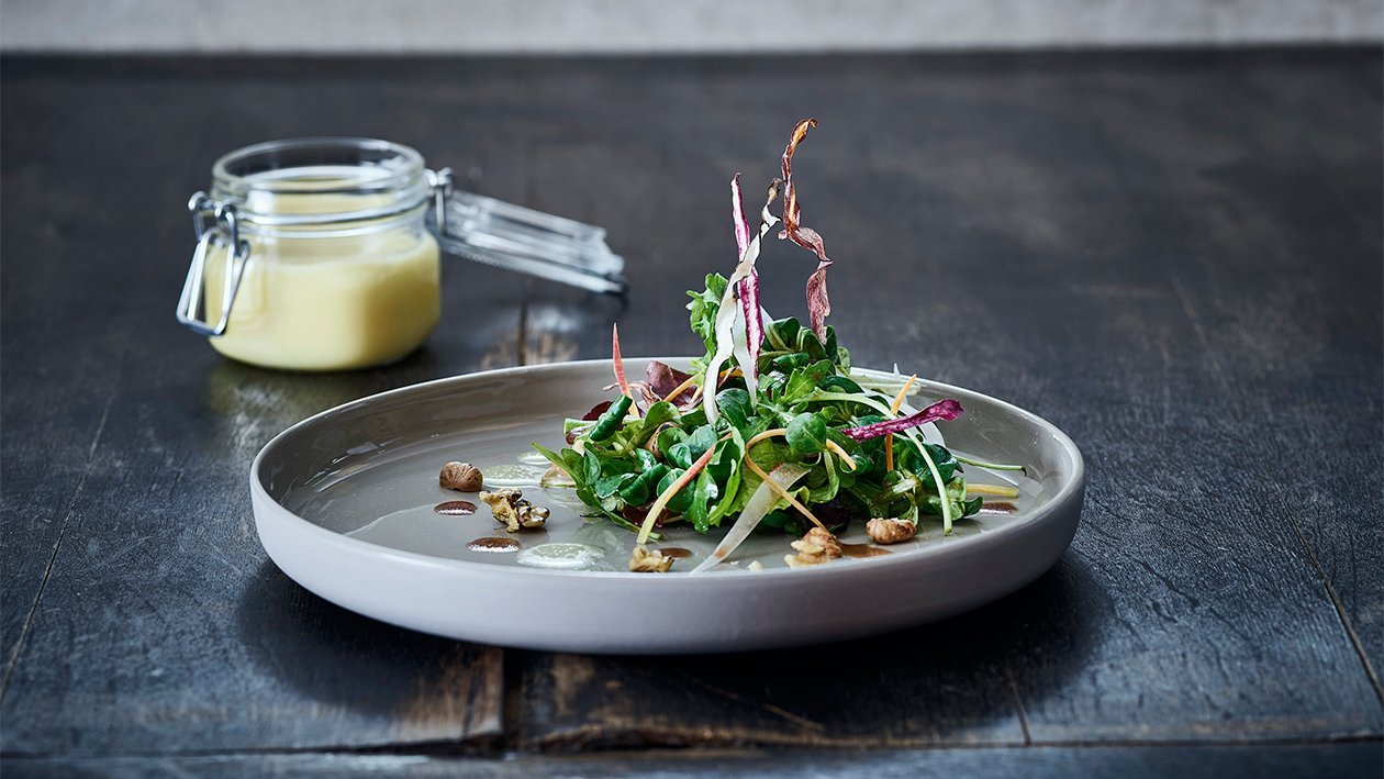 Nüsslisalat mit Nüssen und Zitrus-Vinaigrette