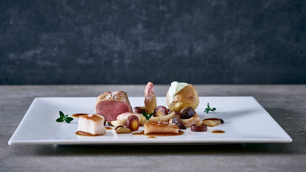 Carré et lard de porc laineux, pommes de terre et légumes