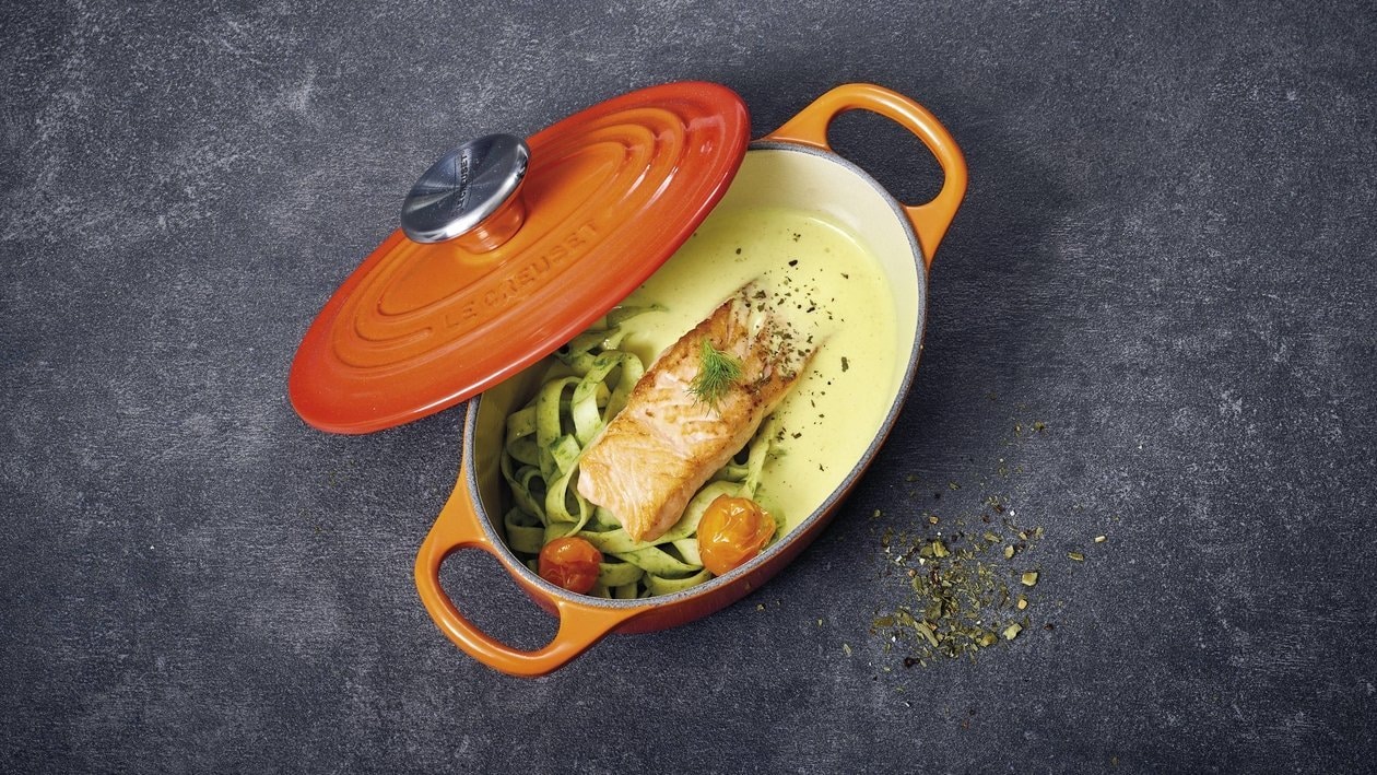 Sautierter Lachs mit Curry-Sauce und Tagliatelle Sautierter Lachs mit Curry-Sauce und Tagliatelle