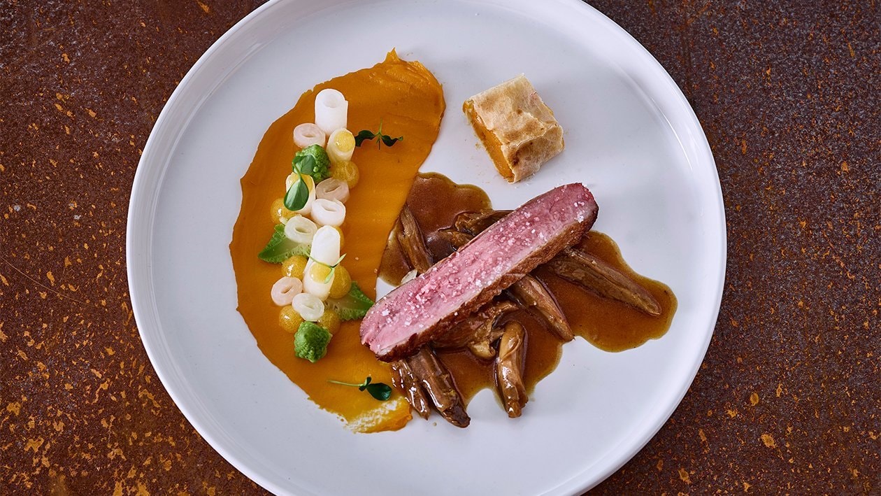 Canard sous deux cuissons, sauce à l'orange, mousse de courge et strudel de patates douces