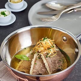 Aiguillette de rumpsteak bouillie aux épinards, pommes au bouillon et sauce pomme-raifort